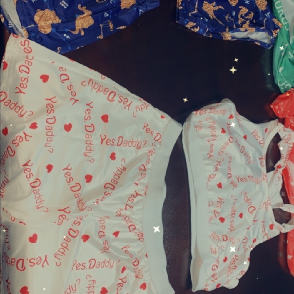 Clothes - Picture 3 of 7